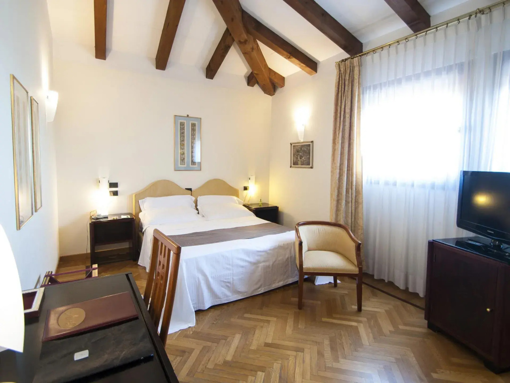 Executive Double room (full double bed)