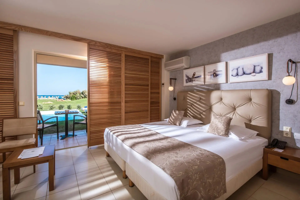 Private Pool Double room seafront (full double bed)