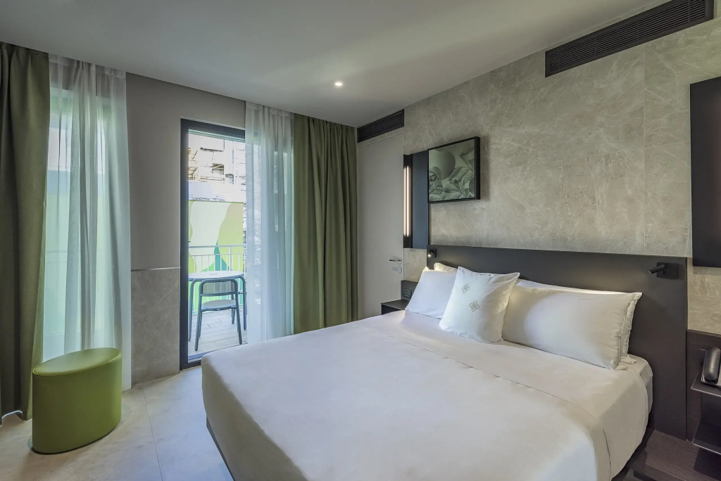 Double room with balcony and with courtyard view (full double bed)