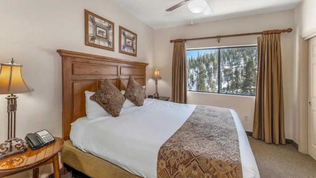 2 Bedrooms Crest Pointe Villa