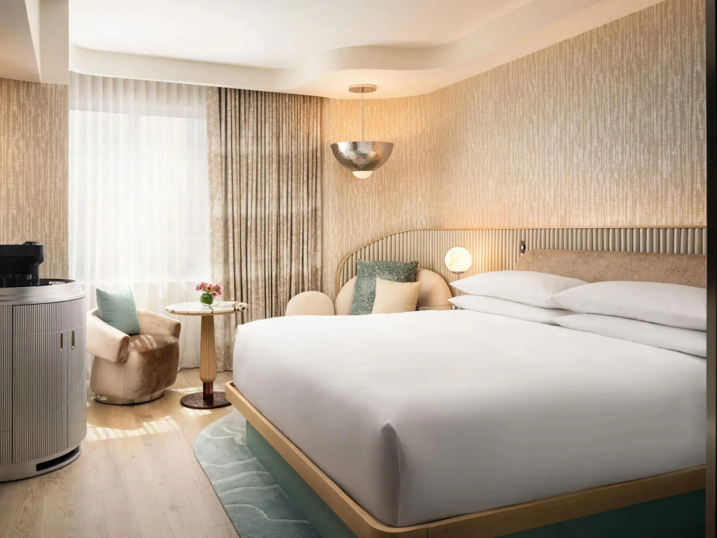 Crown Double Suite full double bed