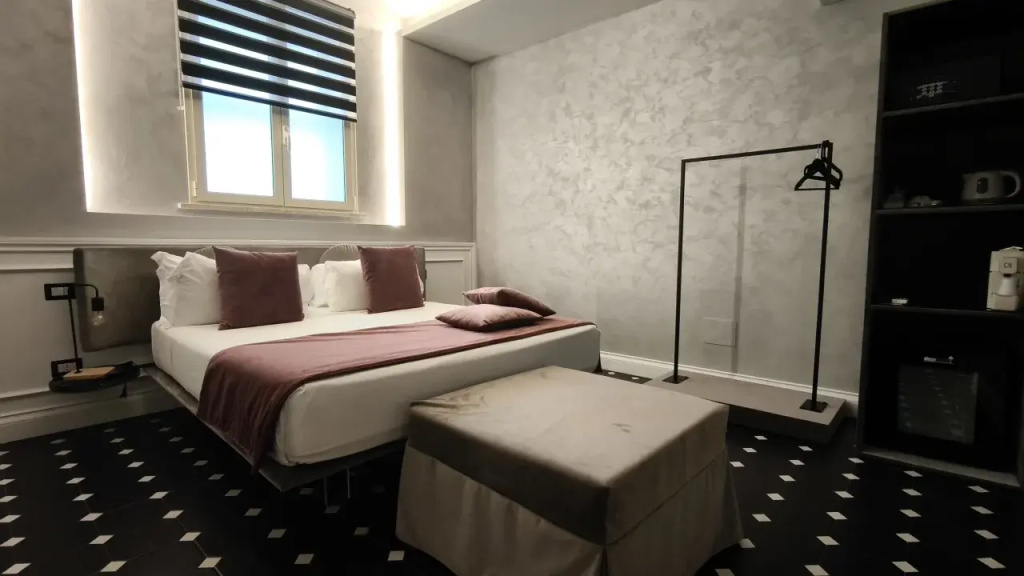 Modern Double room (full double bed)
