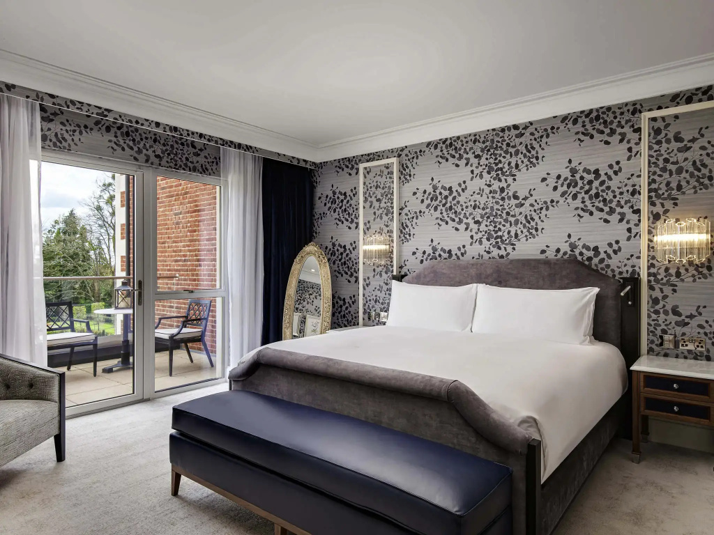 1 Bedroom Fairmont Double Suite with balcony (full double bed)
