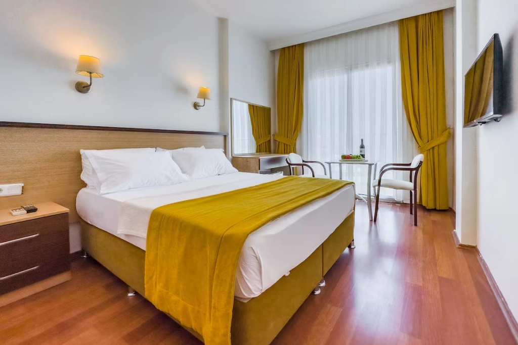 Standard Double room with city view (full double bed)