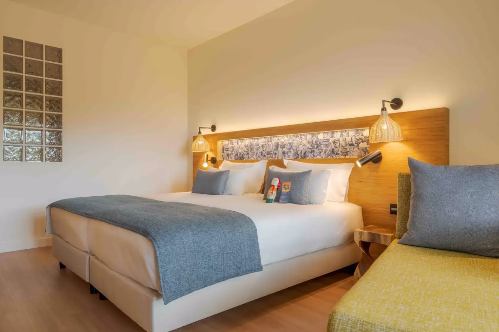 Single room with balcony and with partial sea view