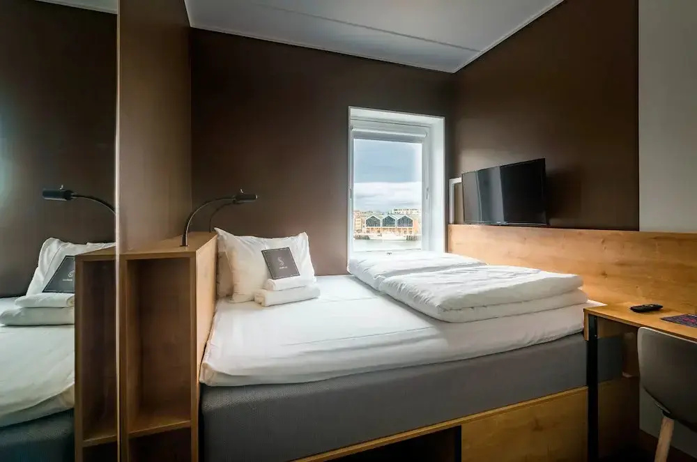 Double room with harbour view (full double bed)