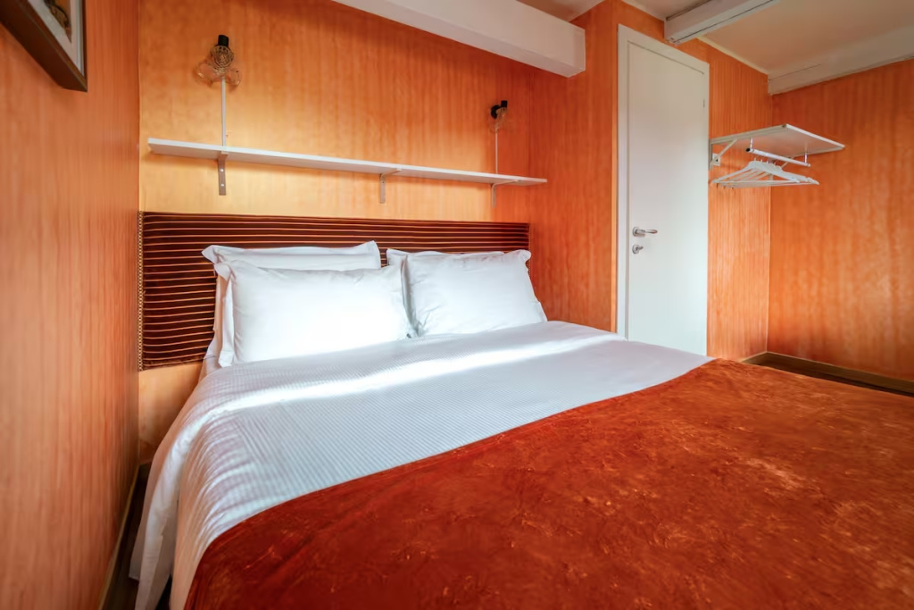 2 Bedrooms Train Station Apartment