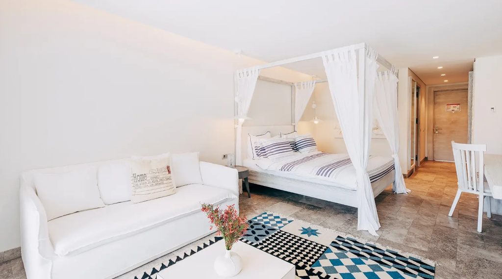 Deluxe Pool Access Double room (full double bed)