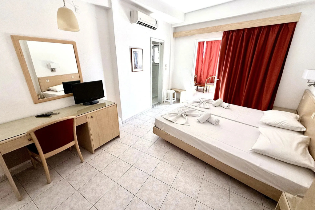 Superior Double room with city and sea view (full double bed)