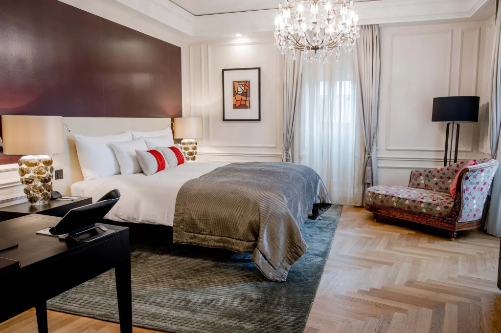 Presidential Double Suite full double bed