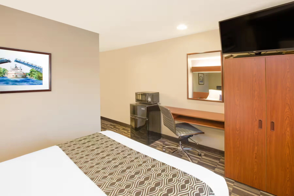 Microtel Inn & Suites by Wyndham Manistee - Tap to explore photos
