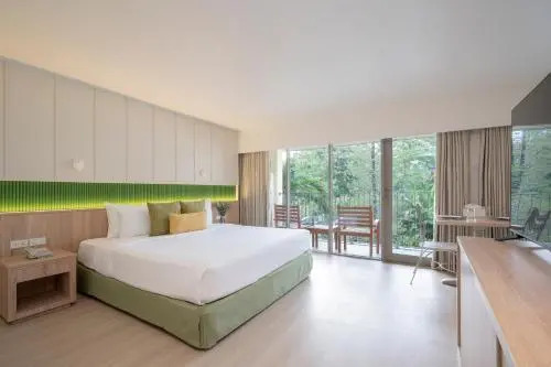 Двухместный полулюкс с видом на бассейн двуспальная кровать в Green Park Resort