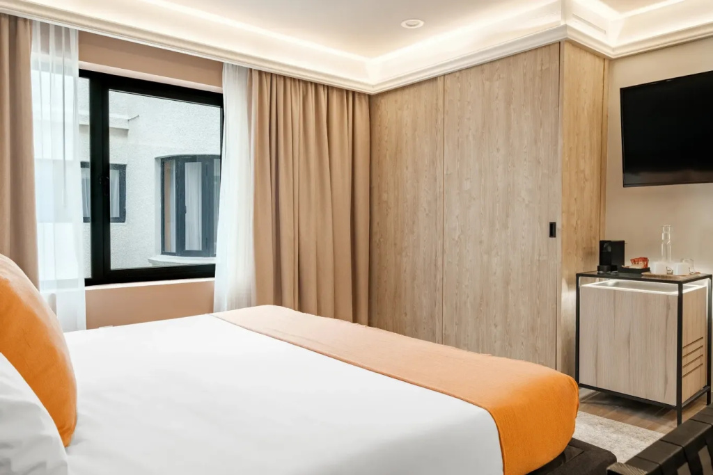 With Desk Double Suite (full double bed)