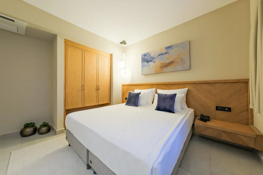 Grand Deluxe Family room