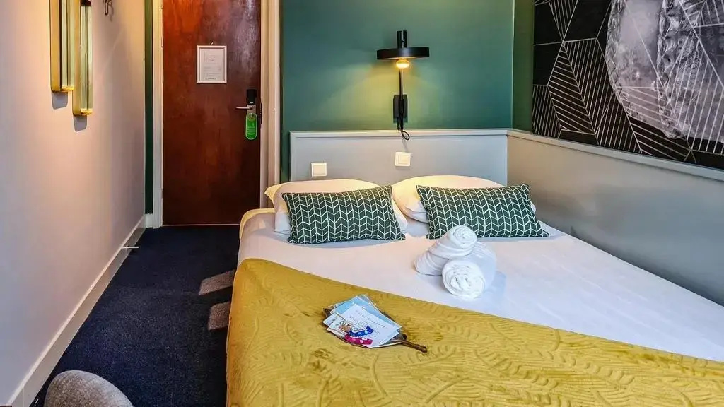 Small Double room (full double bed)