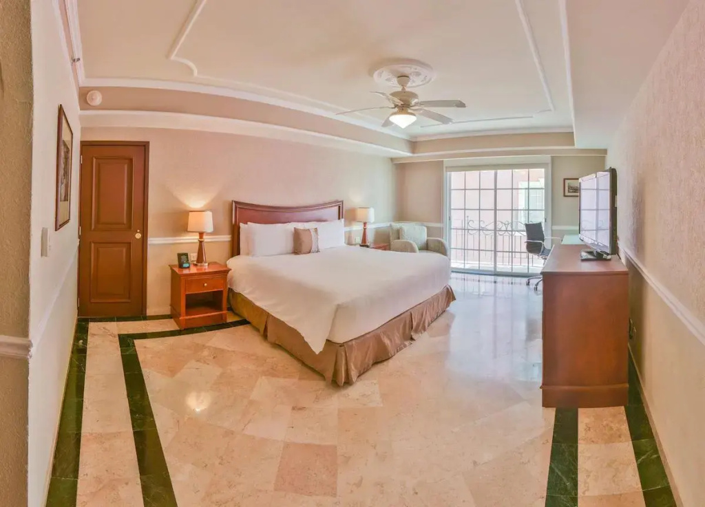 Double Suite full double bed