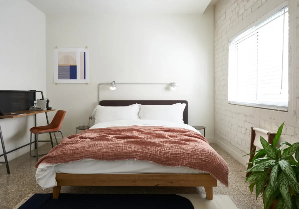 Roomy Double room (full double bed)