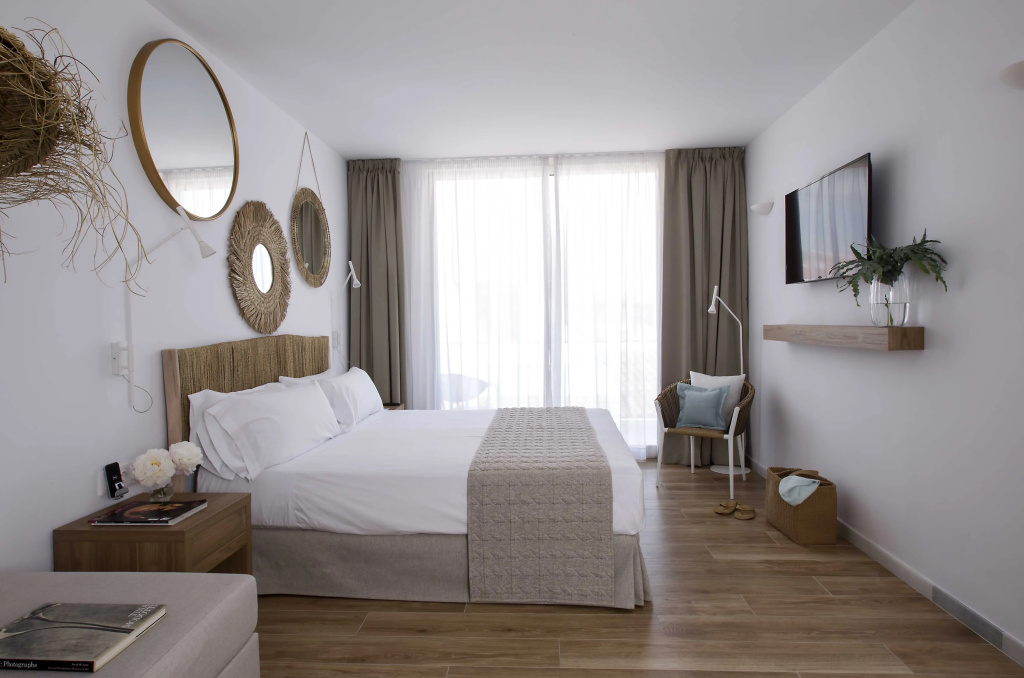 May Chic Double room with balcony (full double bed)