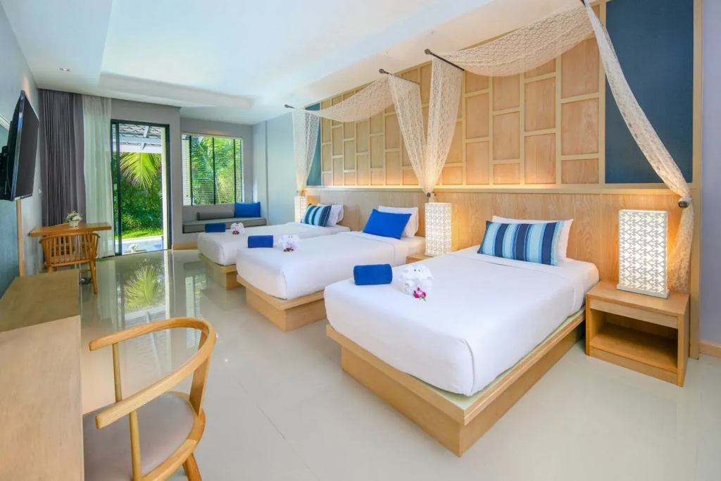 Pool Access Family Triple room