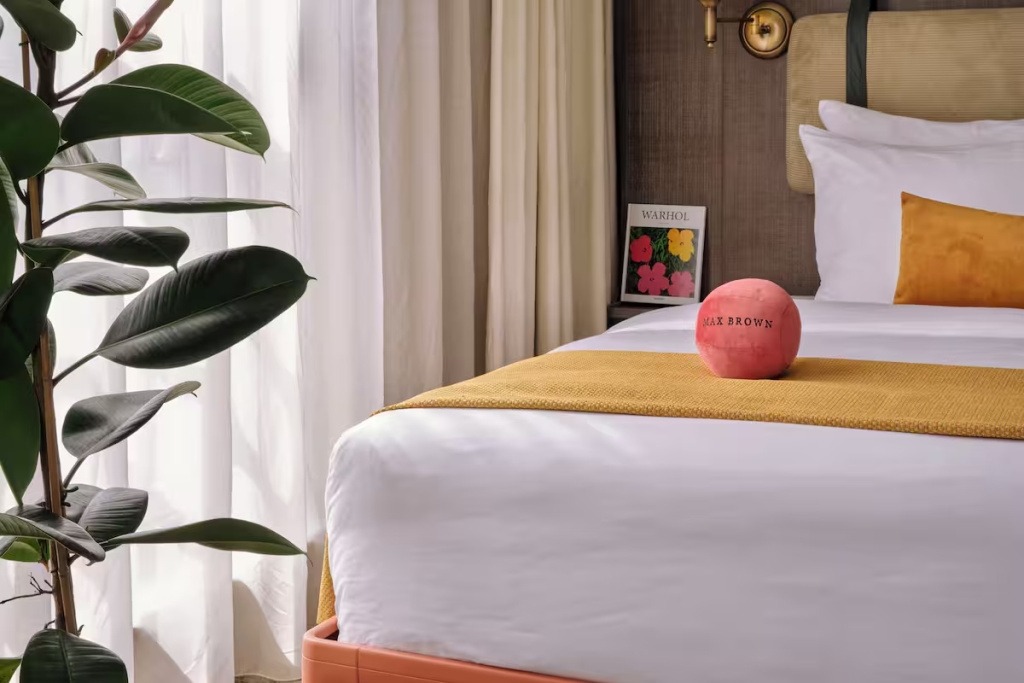 Medium Double room (full double bed)