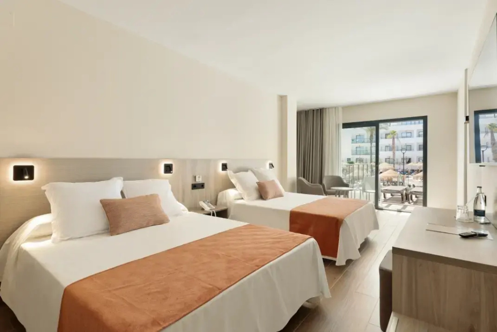 Swim Up Double room (twin beds)
