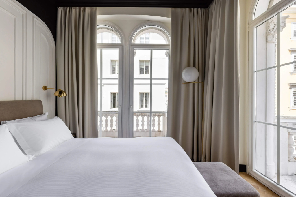 Deluxe Double room (full double bed)