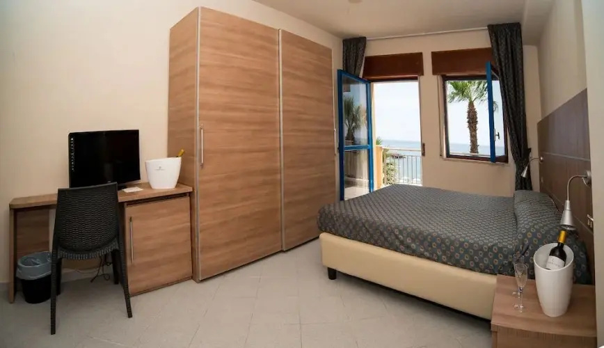 Standard Double room with sea view (full double bed)