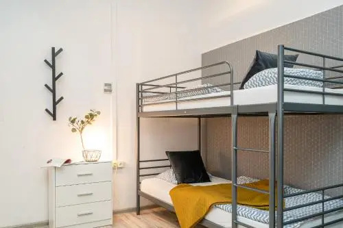 Sextuple room