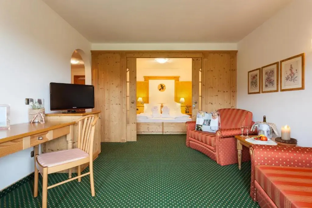 Deluxe Double Suite with balcony (full double bed)
