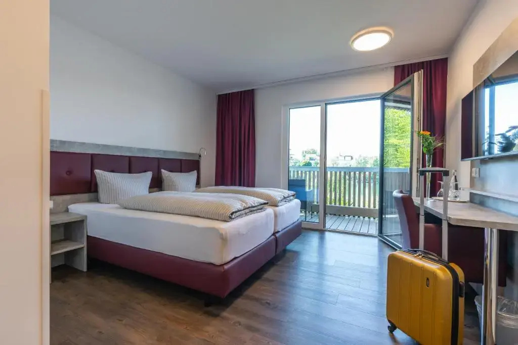 Double room with lake view (twin beds)