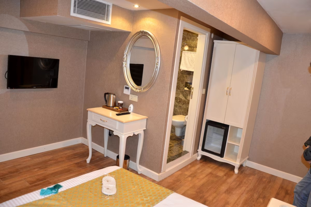 Deluxe Double room (full double bed)