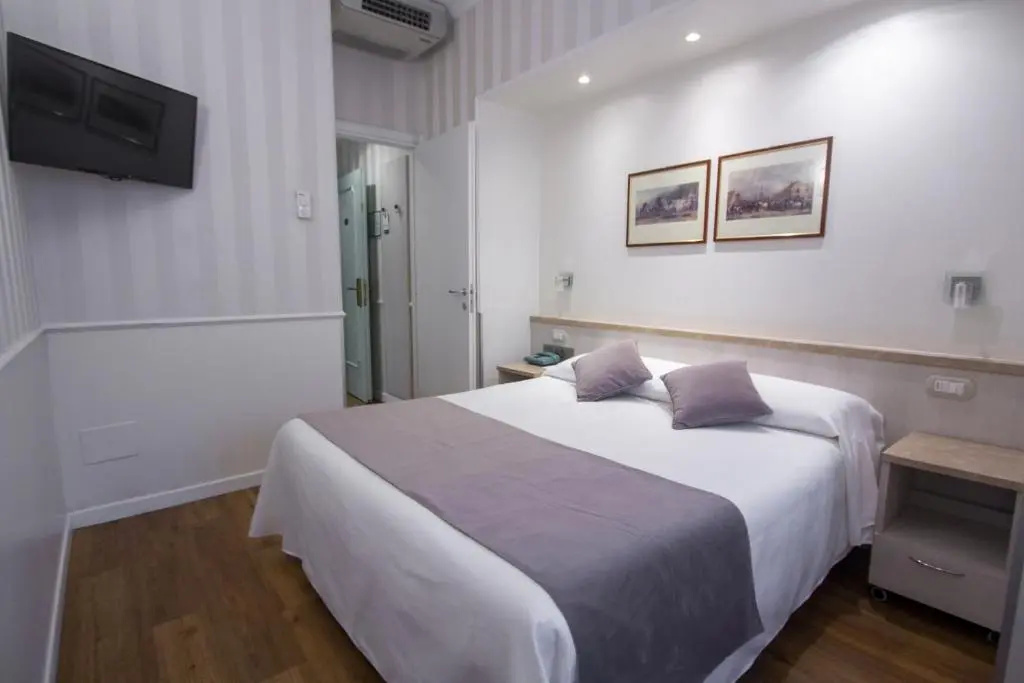 Double room (full double bed)