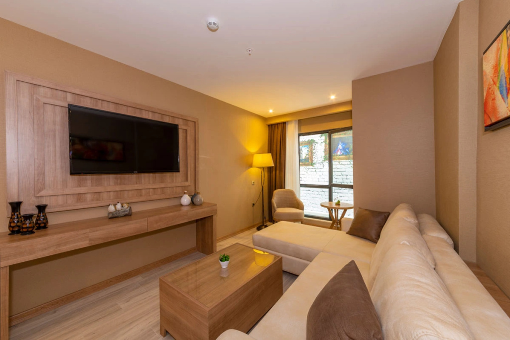 Deluxe Double room (full double bed)