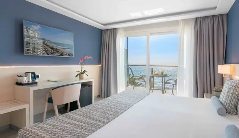 Connecting room seafront