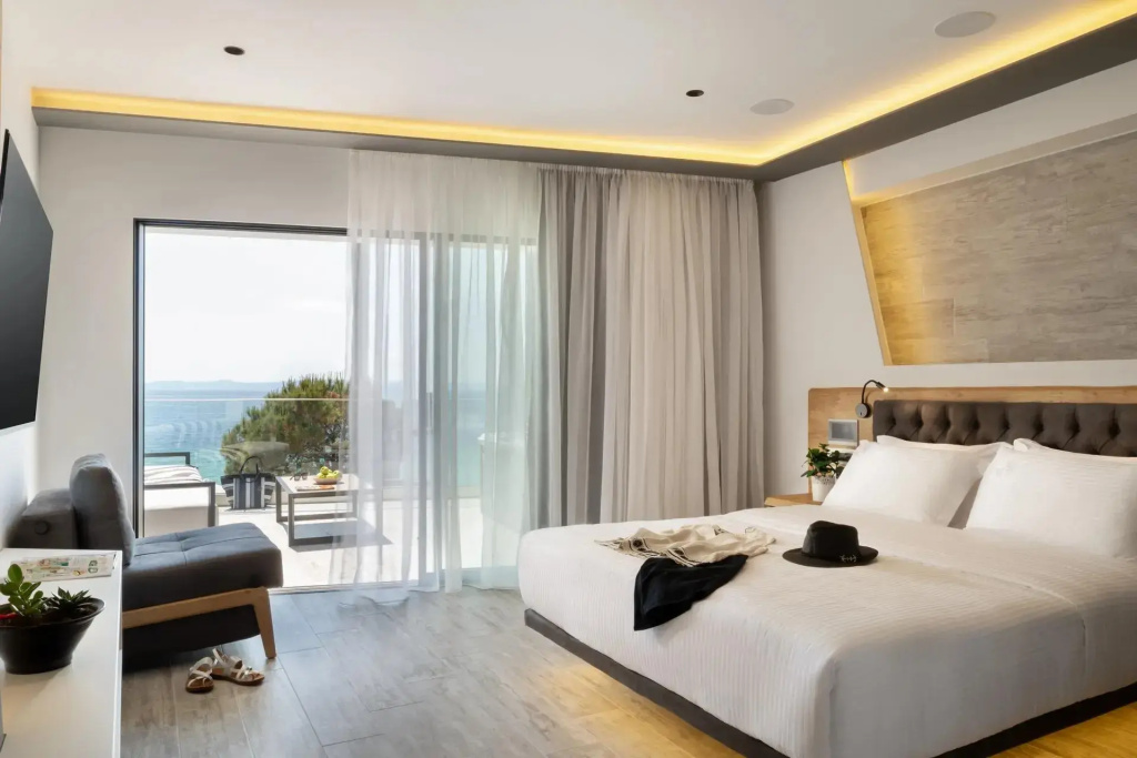 Jacuzzi Double Junior Suite seafront (full double bed)