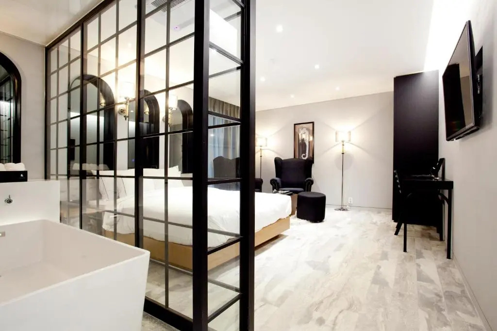 Double Suite (full double bed)