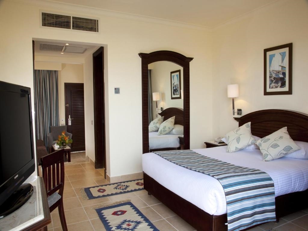Двухместный номер Deluxe с видом на сад двуспальная кровать в Coral Beach Resort