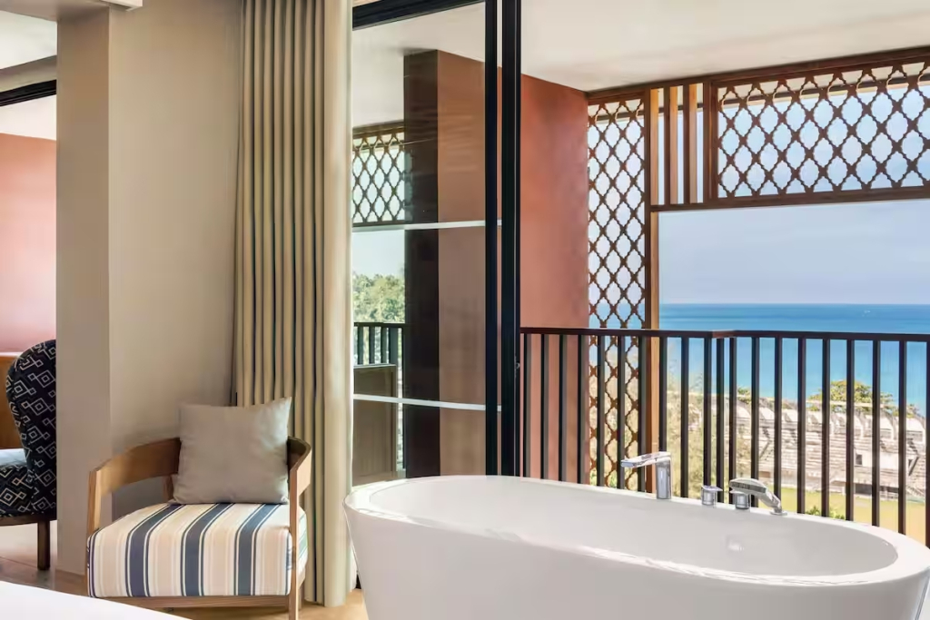 Люкс Avista с 2 комнатами с балконом и с видом на море в Avista Grande Phuket Karon - MGallery