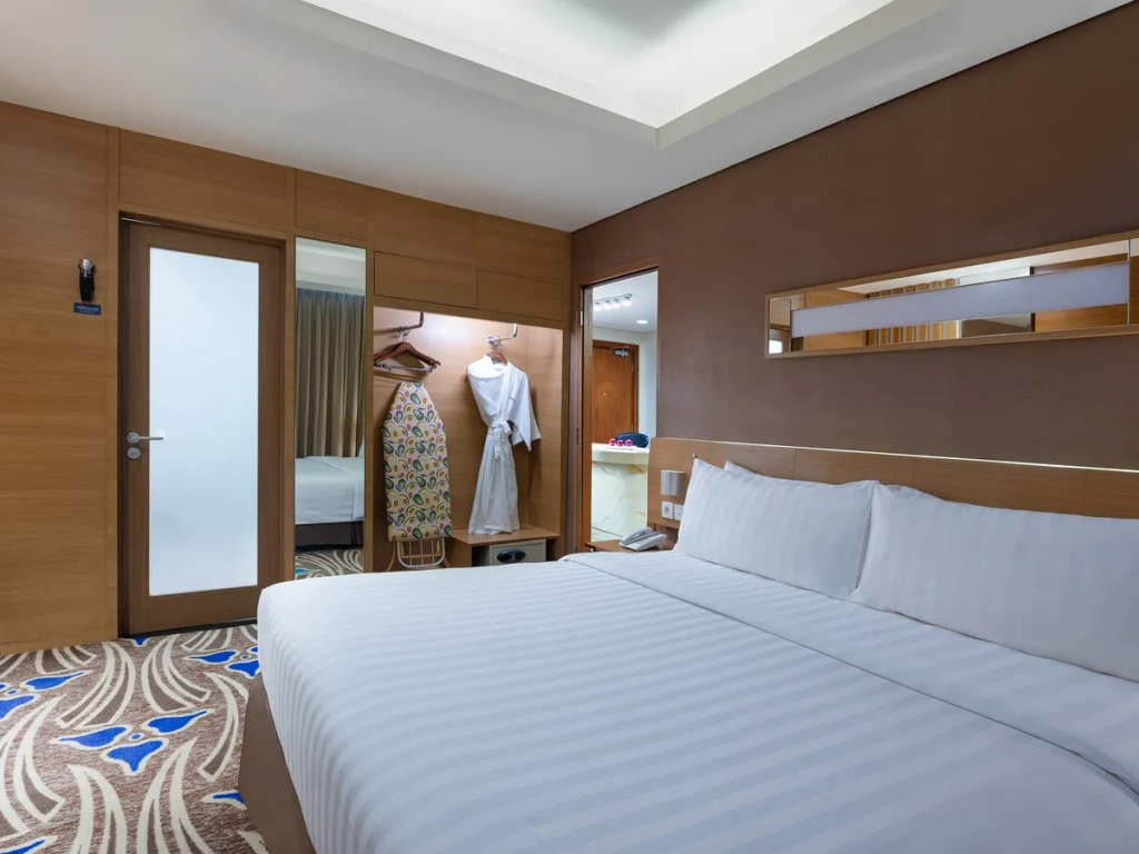 Corner Double Suite full double bed