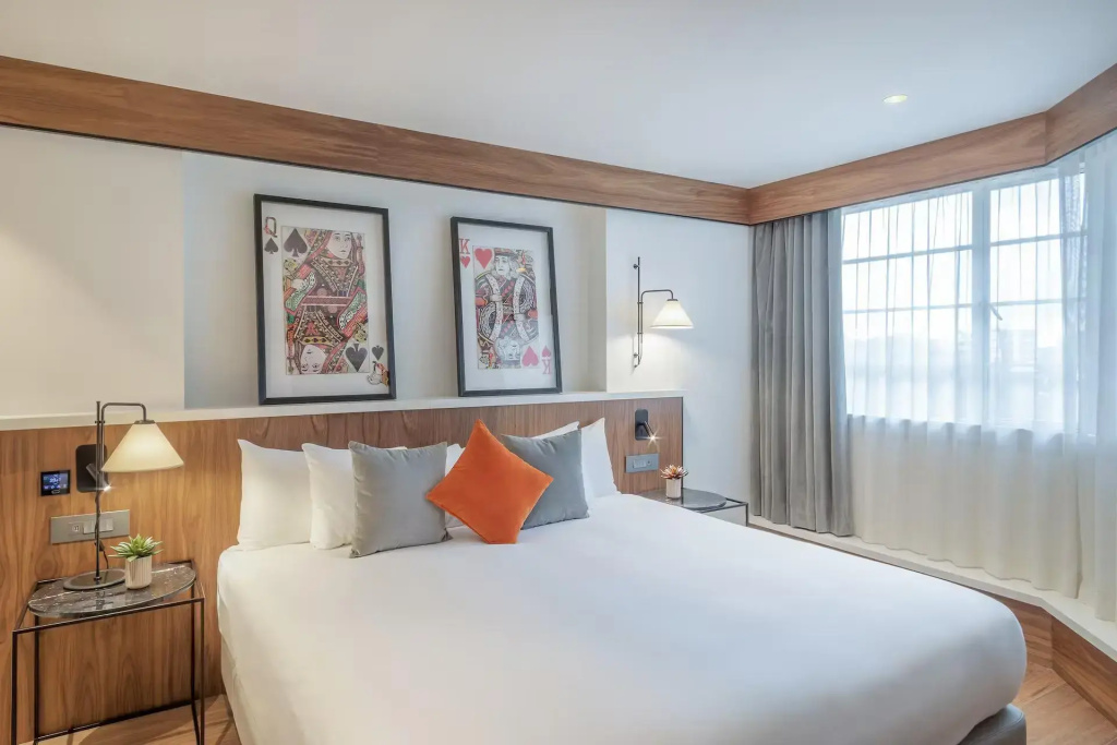 The Marylebone Double Suite with city view full double bed