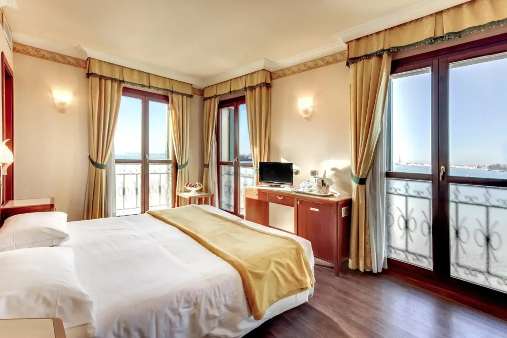 Superior Double room (full double bed)