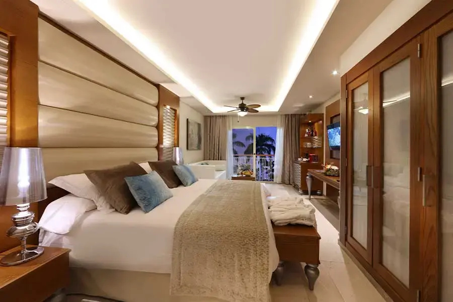 Sky View Rooftop Double Club Mirage Suite with Outdoor Jacuzzi 18+ (full double bed)
