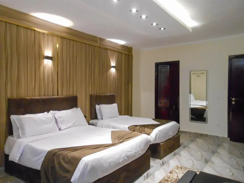 Triple room Pyramids View