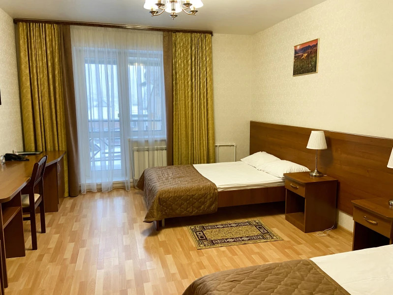 標準大廈 2 號樓雙人房，配有雙人床