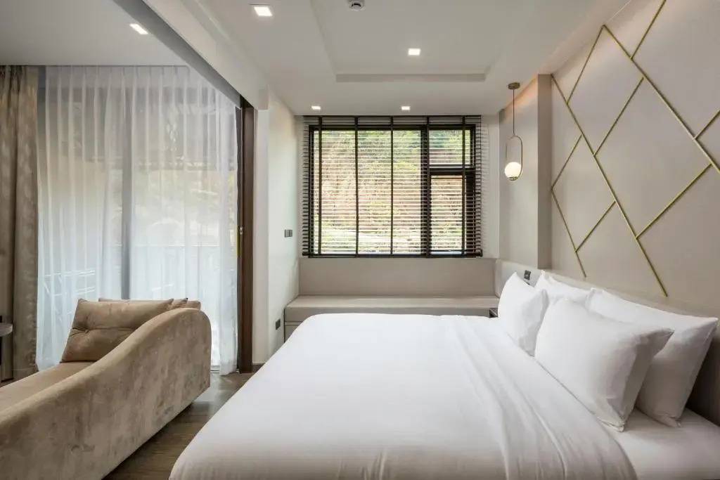 Двухместный номер с ванной Premier двуспальная кровать в The Proud Karon Beach Phuket Trademark Collection By Wyndham