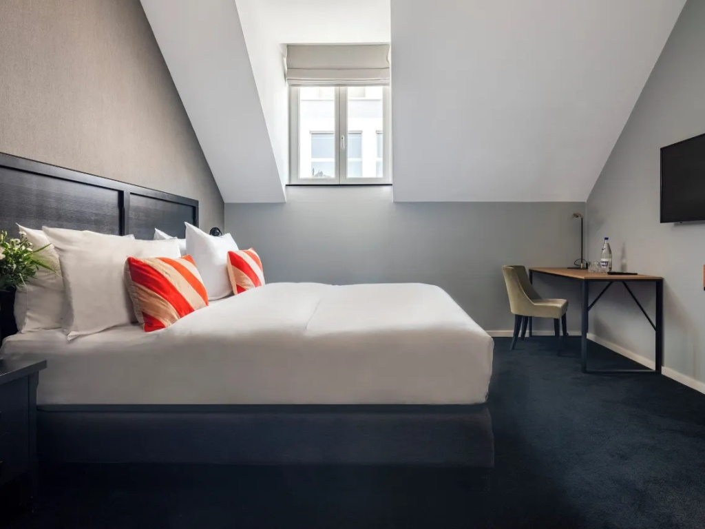 Medium Double Attic room (full double bed)