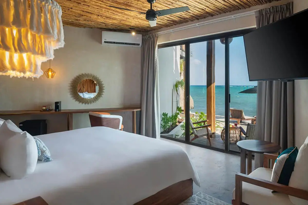 Lower Double room beachfront (full double bed)
