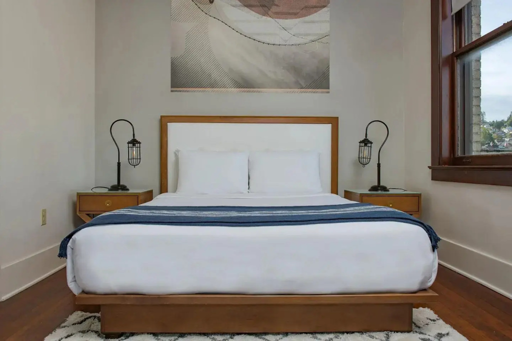 Standard Double room with river view (full double bed)