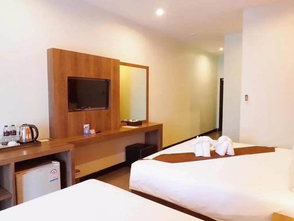 Трёхместный семейный номер Deluxe с балконом в YouDee Hotel Patong (formerly Meir Jarr Hotel)