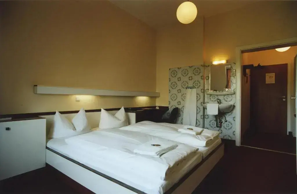 Basic Double room full double bed